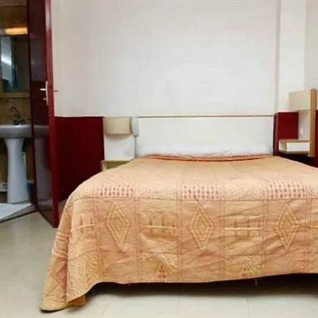 Du Pont Neuf Hotel *